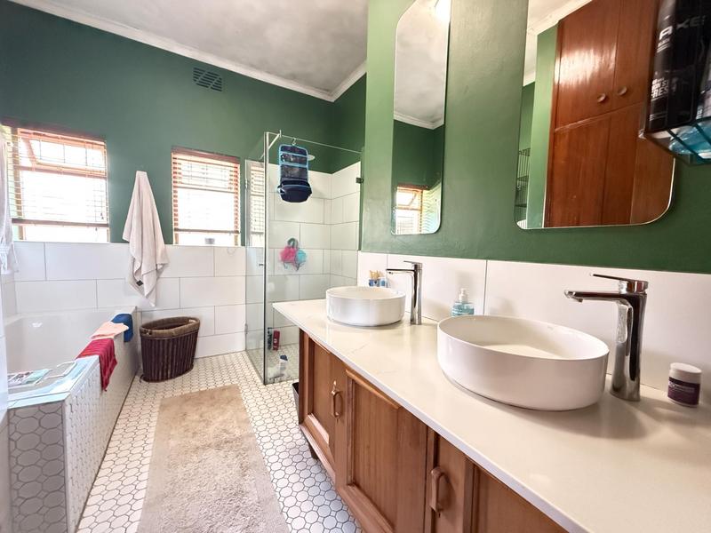 5 Bedroom Property for Sale in Bergzicht Western Cape